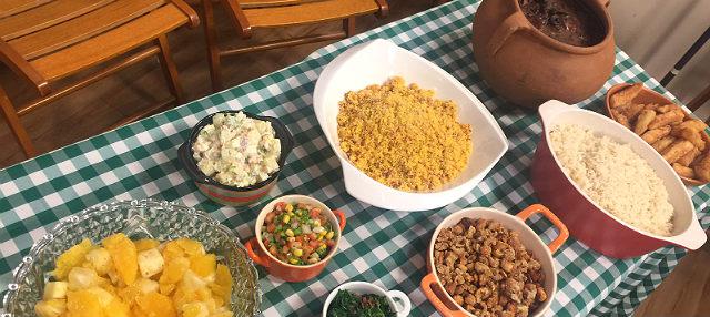 Para acompanhamentos da feijoada, faça Arroz carioca, mix de frutas e macaxeira frita