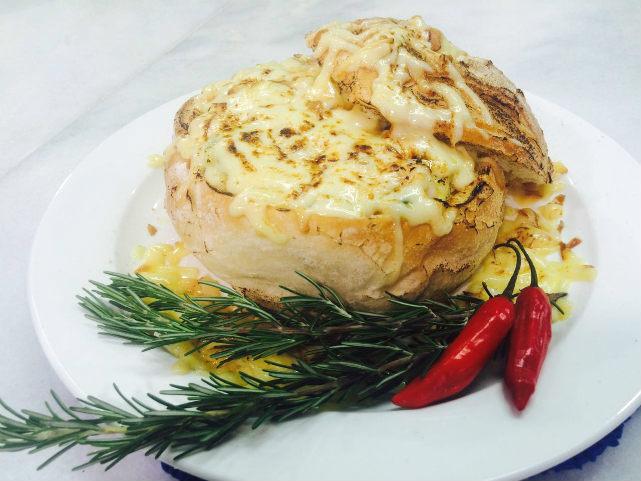 Imagem do pão bola italiano com camarão gratinado (Foto: Washington Ferreira / TV Jornal)