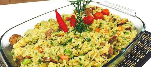 Aprenda receita prática para o almoço, faça arroz de calabresa!