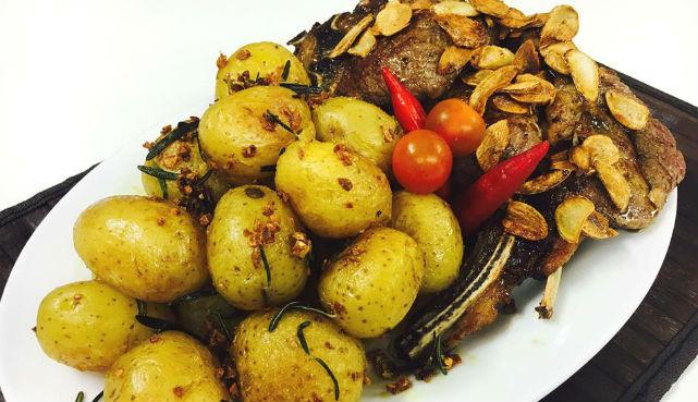 Imagem da bisteca com batatas temperadas (Foto: Chef Wellington)