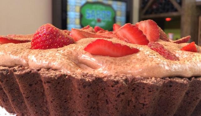 Imagem da torta mousse de chocolate e morango (Foto: Washington Ferreira / TV Jornal)