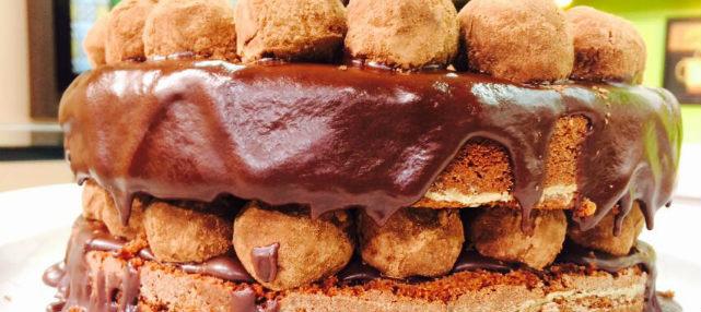 Comece a semana com uma sobremesa deliciosa, faça bolo de chocolate trufado!