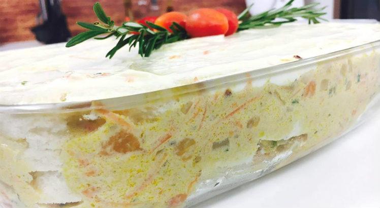 Torta gelada de atum também leva no recheio maionese, tomates e cenouras raladas (Foto: Chef Wellington)