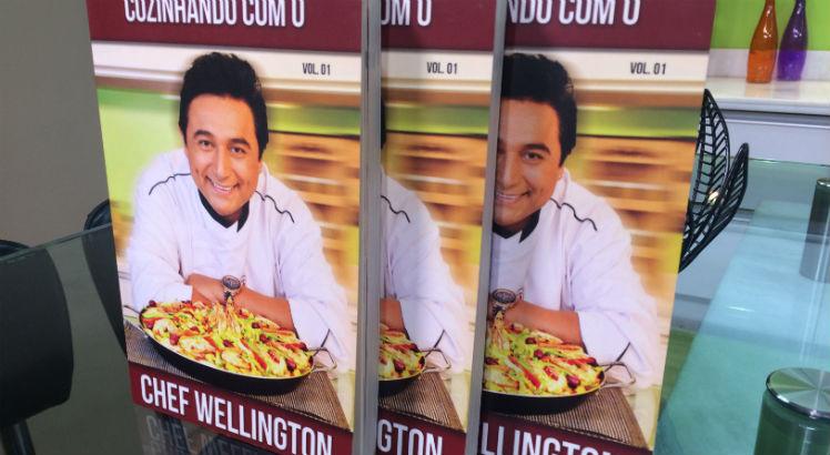 Novo livro de receitas do Chef, Cozinhando com o Chef Wellington, reúne mais de 180 receitas variadas (Foto: Malu Silveira / NE10)