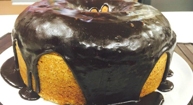 Quer uma opção prática e saborosa para o lanche deste domingo? Faça um delicioso bolo de cenoura com cobertura de chocolate! (Foto: Chef Wellington)