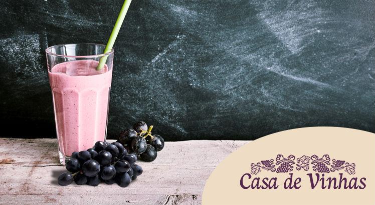 Você não vai demorar nem cinco minutos para fazer um delicioso suco refrescante de uva! A bebida é feita com Casa de Vinhas!