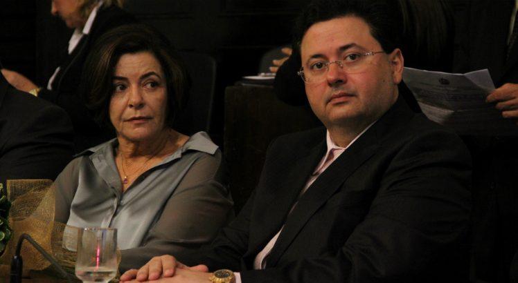 Antônio Campos ao lado da mãe, a ministra do Tribunal de Contas da União (TCU) e ex-deputada federal Ana Arraes (Foto: Rodrigo Carvalho/Acervo JC Imagem)