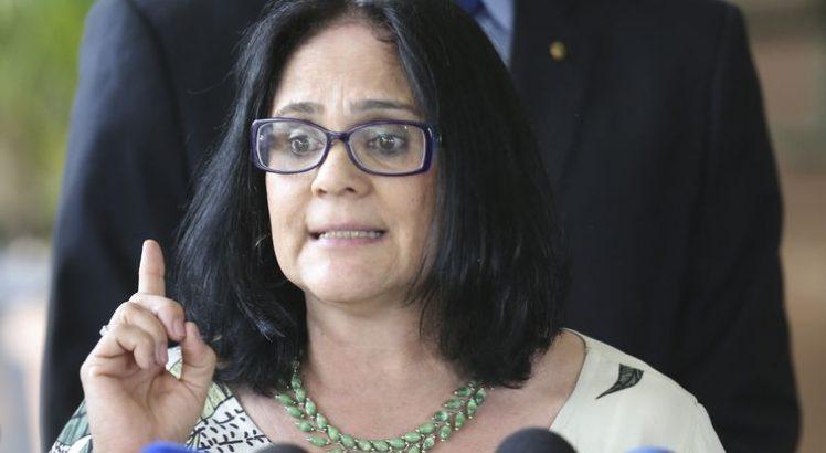 ministra de Mulher, Família e Direitos Humanos, Damares Alves, fala à imprensa no CCBB. Ela também ficará responsável pela Funai.