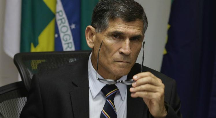General Santos Cruz se diz envergonhado após Exército deixar Eduardo Pazuello sem punição por ato político com Bolsonaro