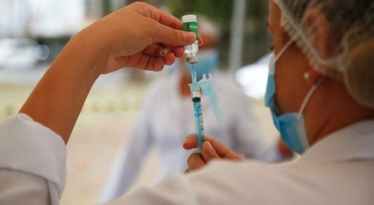 Vacinação contra a covid-19 em pessoas com comorbidades deve ser feita em ordem decrescente de idade, orienta Ministério da Saúde