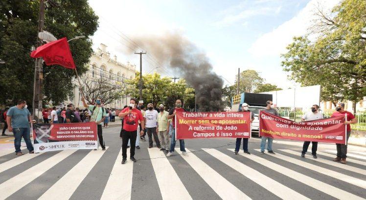 Servidores públicos fazem novo protesto no Recife contra Reforma da Previdência de João Campos