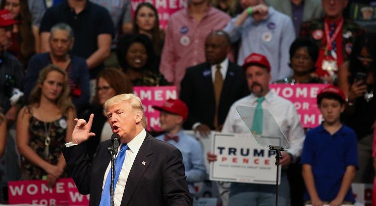 O candidato presidencial republicano Donald Trump fala durante uma reunião da campanha dentro do centro dos eventos da arena 7 de Cabarrus em Concord, Carolina norte o 3 de novembro de 2016. / AFP PHOTO / Logan Cyrus