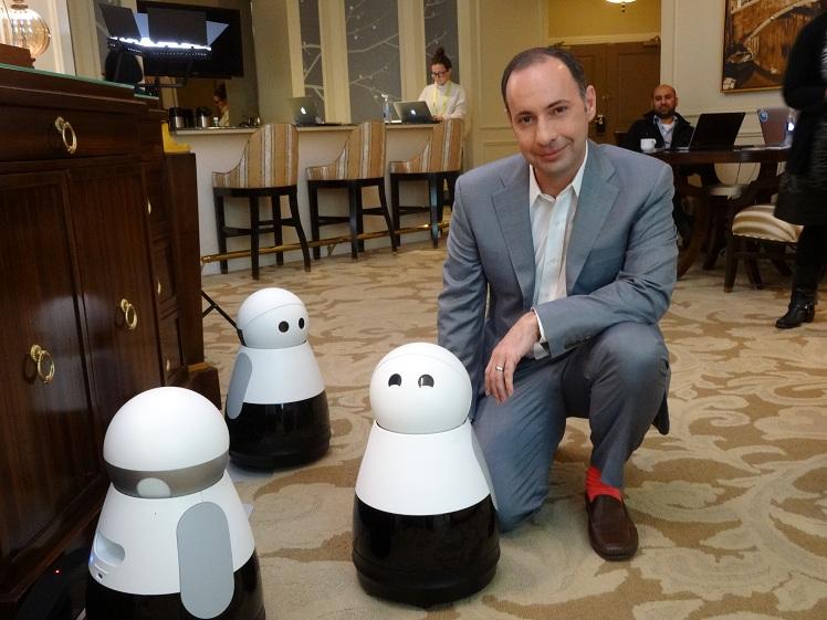CEO da Mayfield Robotics Michael Beebe levou o robô Kuri para a CES 2017. AFP PHOTO / Rob Lever