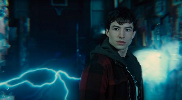 Ezra Miller como Flash no trailer da Liga da Justiça