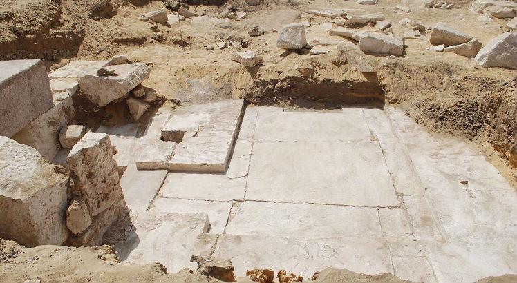 As escavações acabam de começar e ainda se desconhece o tamanho da pirâmide. Nas fotos divulgadas pelo ministério, é possível ver blocos de pedra e a entrada para o corredor. AFP PHOTO / HO / EGYPTIAN MINISTRY OF ANTIQUITIES