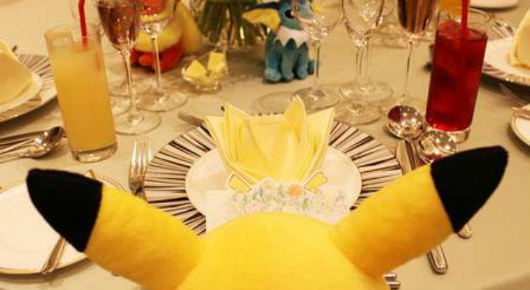 Decoração temática Pokemon em mesa no salão preparado para celebrar casamento Foto: Divulgação/Pokemon Company