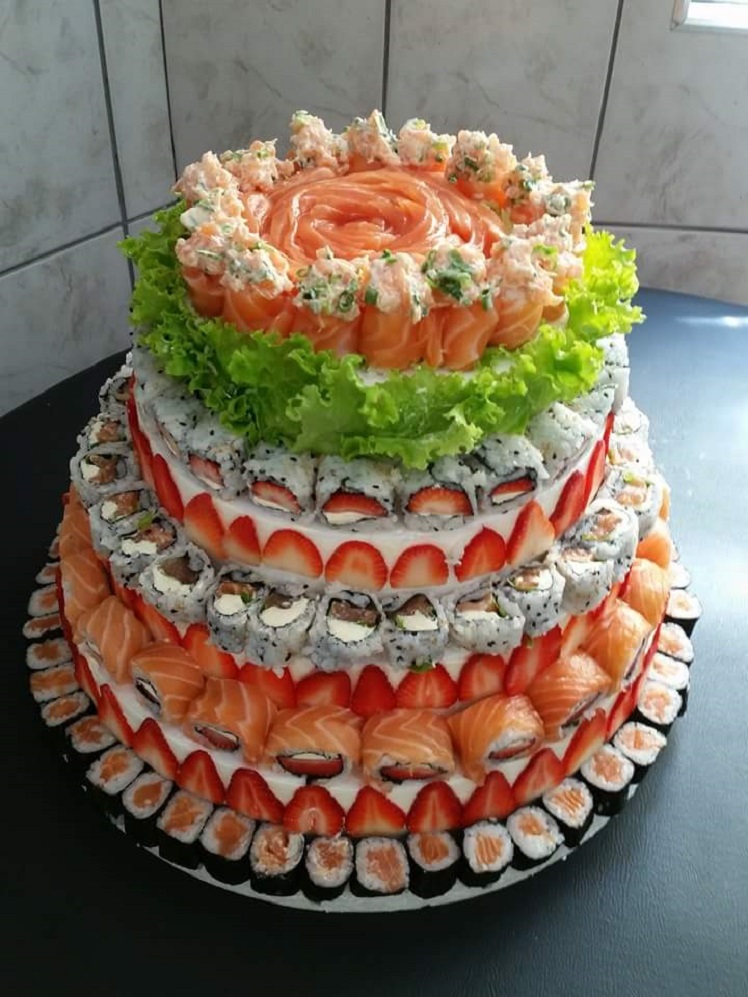 Bolo de sushi é um verdadeiro sucesso nas redes sociais. Foto: Reprodução/Facebook