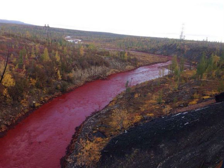 Rússia: água do rio ficou com uma coloração impressionante. Foto: Reprodução/Instagram @krasnews