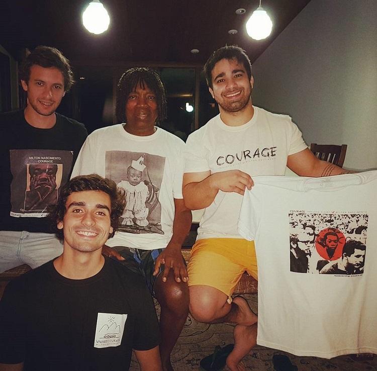 Milton Nascimento ao lado dos meninos do Projeto Vivart reprodução do Instagram @miltonbitucanascimento