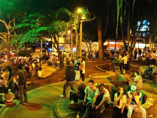 A noite no Parque Lleras, um dos mais frequentados e badalados, na região de El Poblado; é cercado por bares - Foto: reprodução