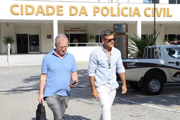 Leonardo Vieira deixando a Cidade da Polícia Civil, no Rio, onde prestou queixa - Foto: Roberto Filho/Brazil News