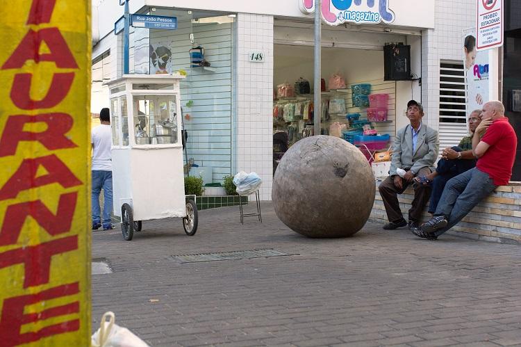 Uma das esferas espalhadas pela cidade - Foto: Bernardo Teshima/Divulgação