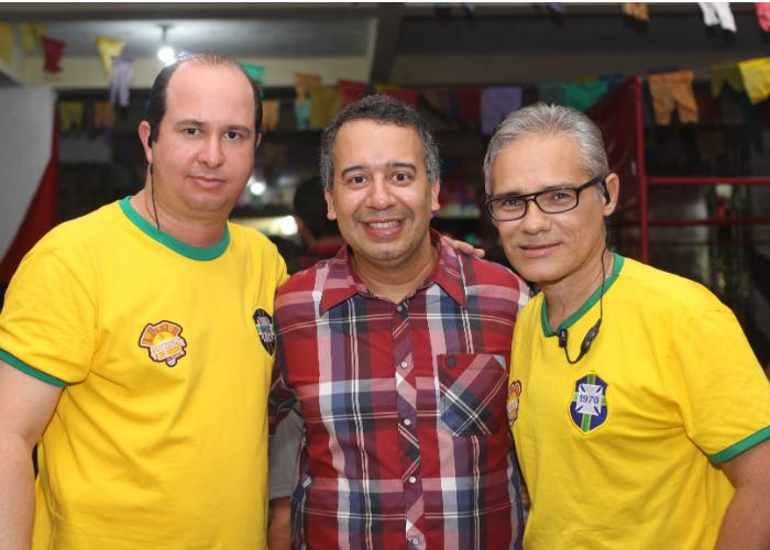 Os jornalistas Fernando Fagundez, Carlos Moraes e Wagner Gomes (Imagem: Mandy Oliver / Divulgação)