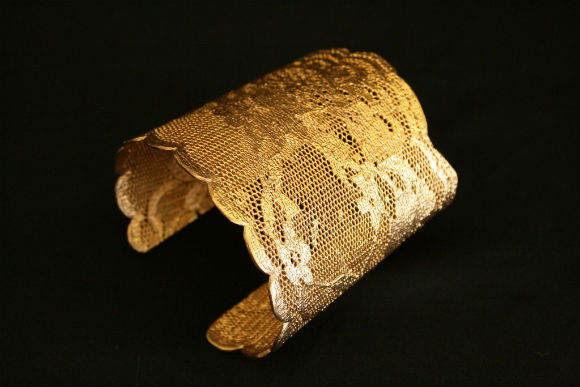 OURO | Bracelete dourado trabalhado no detalhe