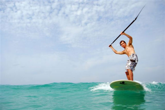 O surfista pernambucano Carlos Burle pratica o Stand Up Paddle / Fonte: PaddleSurf.com.br