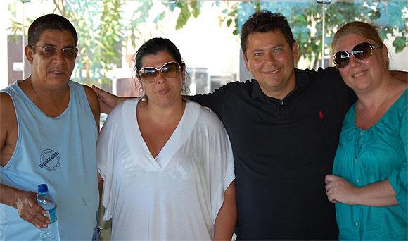 CLIQUE | Zeca Pagodinho e esposa ao lado de Humberto e Ana Paula Calaça, da pousada Solar de Loronha