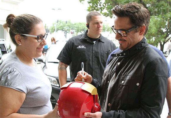 FÃS | Robert Downey Jr. distribuiu autógrafos na porta do hotel