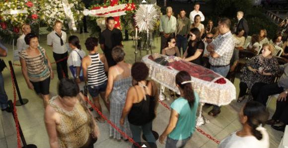 VELÓRIO | Filha de Wando pede para retirarem Agnaldo Timóteo de cerimônia