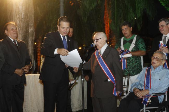 CERIMÔNIA| Eduardo Campos entregou medalha a Liberato Costa
