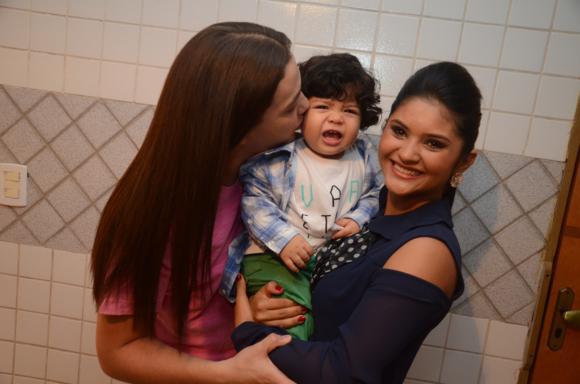 FAMÍLIA | Wesley dá beijo em Yhudy, no colo da mamãe Mila. Fotos: João Vitor Alves