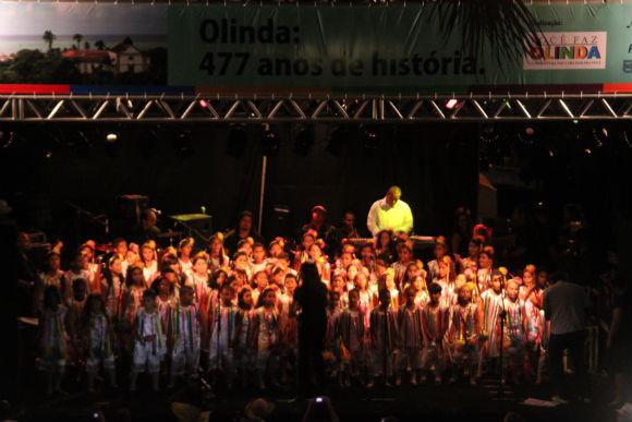 CORAL | Pequenos cantores entoaram o Parabéns pra você. Fotos: Luiz Fabiano