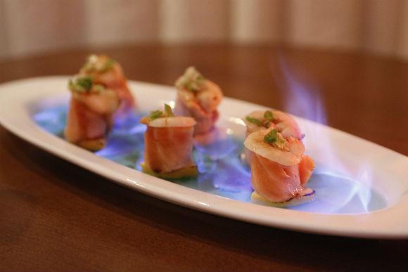 EBI JO | Espetacular sushi que traz camarões grelhados, envoltos em salmão e depois flambados à mesa, o que dá um efeito todo especial