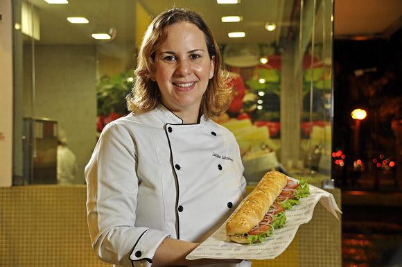 SANDUÍCHES Luciana Sultanum apresentando o sanduíche Foto: Eudes Santana 