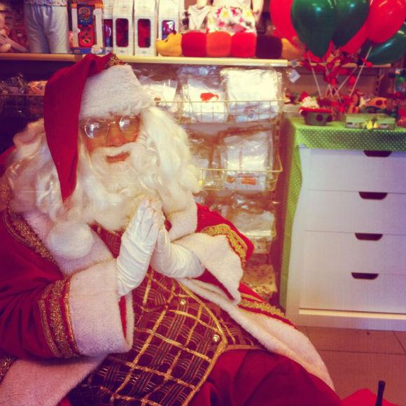 OH, OH, OH! Papai Noel enche de alegria a tarade da garotada na loja de brinquedos