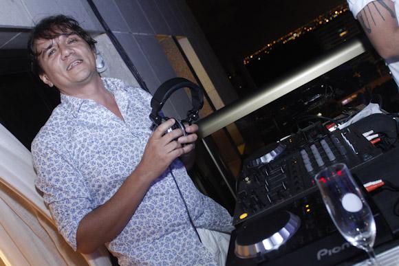 NAS PICAPES Como sempre, Pepe Jordão foi o DJ oficial da família Santos