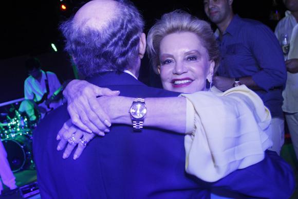 COMO ANTIGAMENTE José e Lília Santos, juntinhos, preferiram dançar como manda a tradição: coladinhos