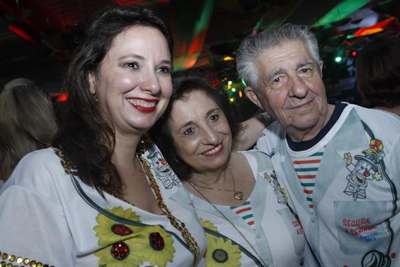 CONVIDADA E ANFITRIÕES Carmen Didier, o provedor do Hospital Português, Alberto Ferreira da Costa, e sua esposa (também) Carmen