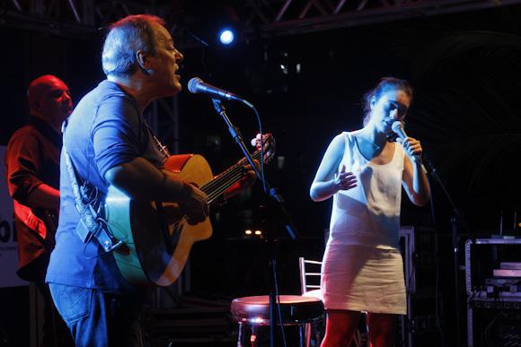 DUETO Toquinho e Anna no palco
