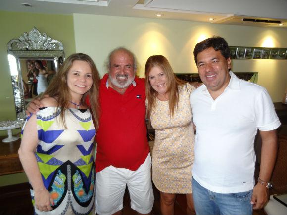 QUARTETO Ana Cláudia, o aniversariante Zé Maria, Taciana e Mendonça Filho