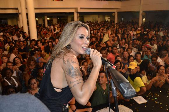 CHEIRO DE AMOR Aline Rosa levou toda a sua sensualidade para o palco