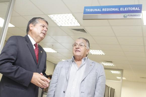 LANÇAMENTO Ricardo Paes Barreto, presidente do TRE, e João Carlos Paes Mendonça inauguram posto de atendimento do tribunal no RioMar (Fotos: Dayvison Nunes/ JC Imagem)