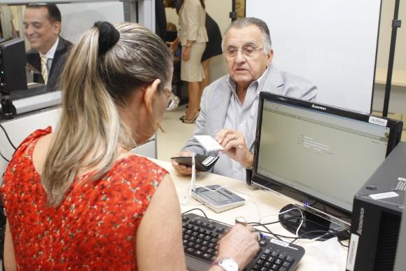 NOVO TÍTULO João Carlos Paes Mendonça faz o recadastramento biométrico