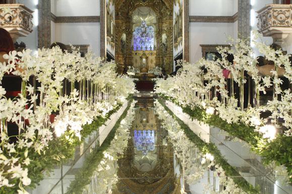 DECORAÇÃO A igreja com flores brancas e passarela espelhada, by Bebeth Perman
