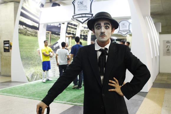 ANFITRIÃO O ator Toninho Miranda se vestiu de Chaplin para recepcionar o público