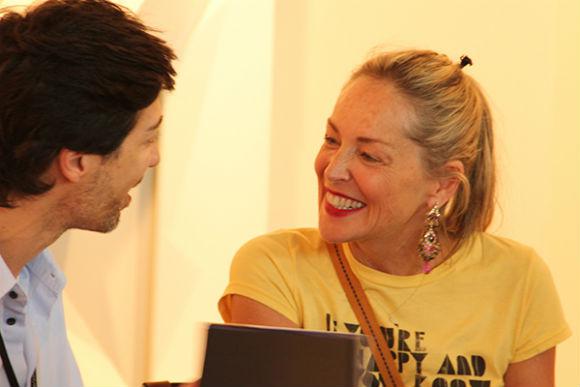 SP ARTE Sharon Stone aproveitou o domingo em São Paulo para fazer programinha cultural