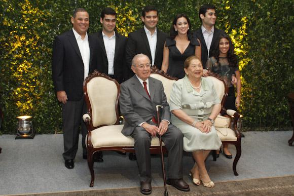 FAMÍLIA Antônio e Gabriela Queiroz Galvão com filho e netos